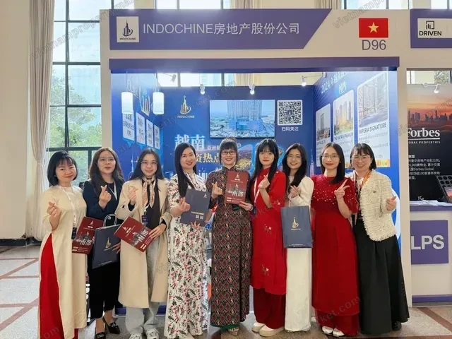 Shanghai Expo · ao dai welcome