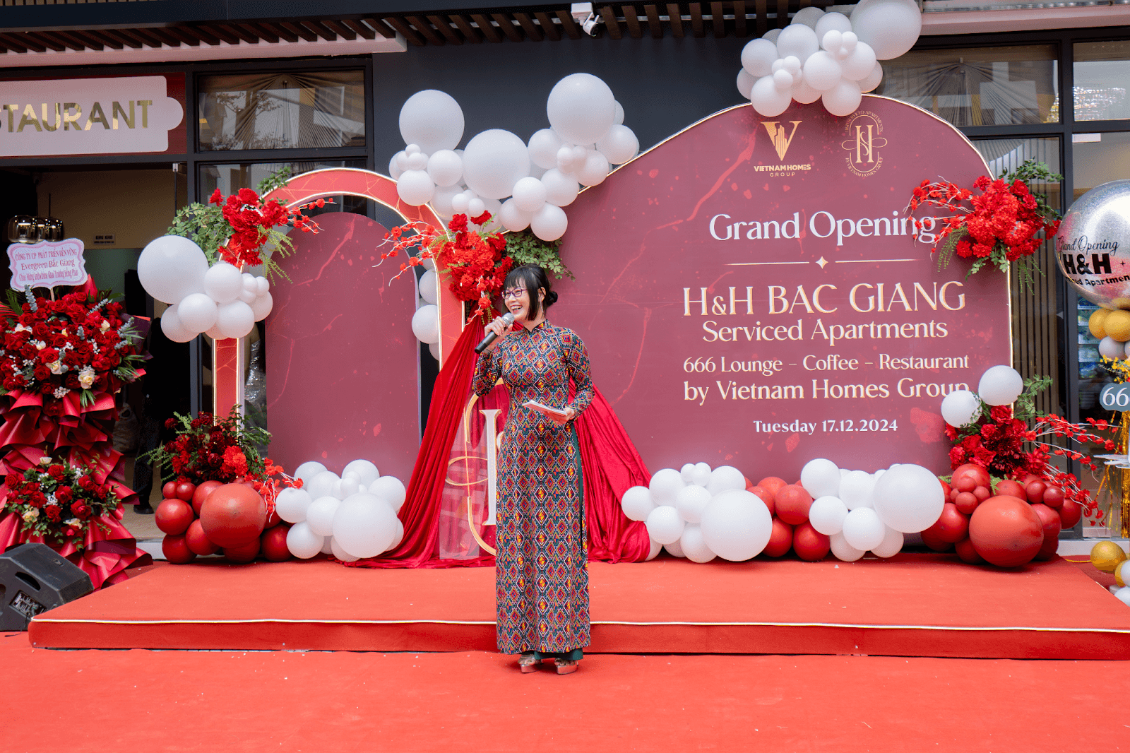 Vietnam Homes Group 이사회 의장 레 티 항(Le Thi Hang) 여사가 개막식에서 연설했습니다