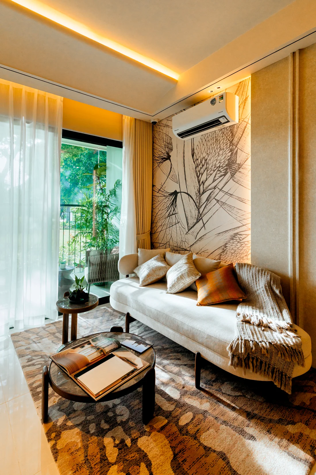 Dining nook with sculpted-light wall